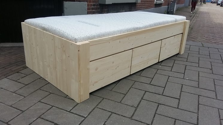 Houten Bed Laag - Petra (Met bodem, matras, levering én montage)